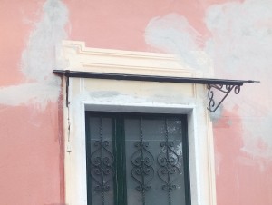 Stuccature intonaco prima del Restauro Pittorico Raffaella Stracca Facciate Dipinte IMG_20190925_183525